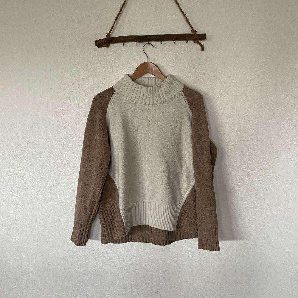 Neutral colorblock sweater - Picture 1 of 3